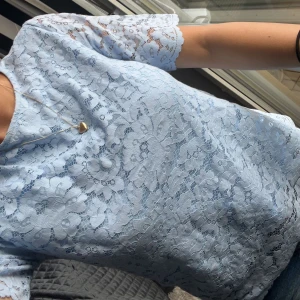 Fin blå tröja  - söt spets tshirt som tyvärr inte kommit till andvändning💘😚bra skick!!