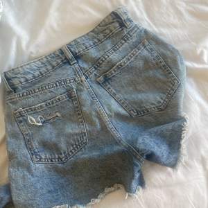 Super fina jeans shorts från hm köpt förra sommaren.passar mig som har xs/s i andra kläder