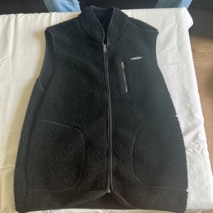 Svart ull väst  - Hej. Jag säljer mig svarta ull väst från Jack & Jones. Finns ej i butik.