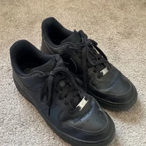 Af1 - Säljer mina svarta af1, dom är i fint skick använda några gånger men inget man tänker på. De är i storlek 38,5 🥰