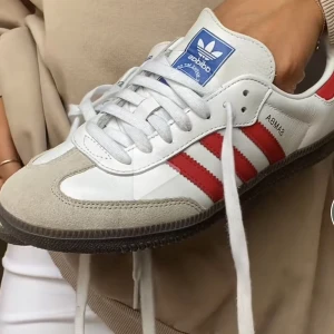 Adidas samba - Adidas Samba OG i röd. Nyskick och slutsålda 