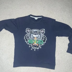 Kenzo tröja - Köpt för några år sedan på nk (1800kr) men användes sällan. Bra skick. Storlek medium