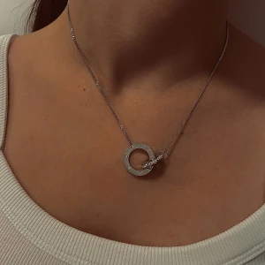 Edblad halsband - Säljer ett Edblad halsband som är använt 1 gång, det har aldrig riktigt kommit till användning. Jag hittar inte just denna modell på hemsidan. Frakt ingår inte 🫶🏻💗