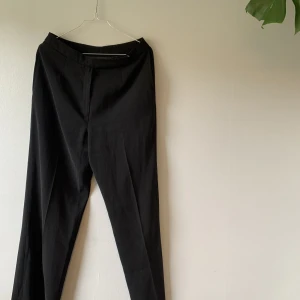 Kostymbyxor - Svarta kostymbyxor i strl 6/ medium. Ej använda