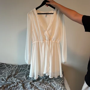 Vit klänning  - Använd typ 3 gånger 