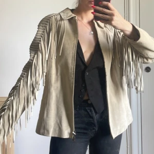 Vintage mocka jacka - Världens finaste mocka jacka, säljes enbart pga används ej. Jag på bild är en XS/171. Står storlek 16 i jackan, uppskattar till en M!  Toppen under är även till salu.