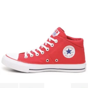 Röda converse - Säljer ett par superfina Mid converse i röd. Dom är köpta i USA. Dom är använda cirka 5 gånger, men i väldigt fint skick och har inga slitningar. Storlek:36,5. Nypris: 670kr. Säljer för 420kr.