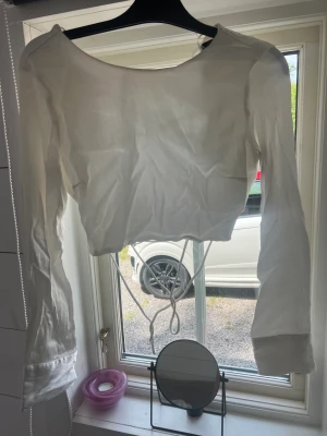 Zara top - Top från zara med snörning i ryggen som aldrig kommittill användning då den är för stor💛