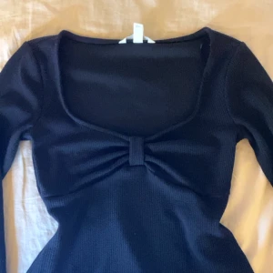 Svart Body - Jättefin topp från hm. Aldrig använt!! Pris kan diskuteras! 💓💓