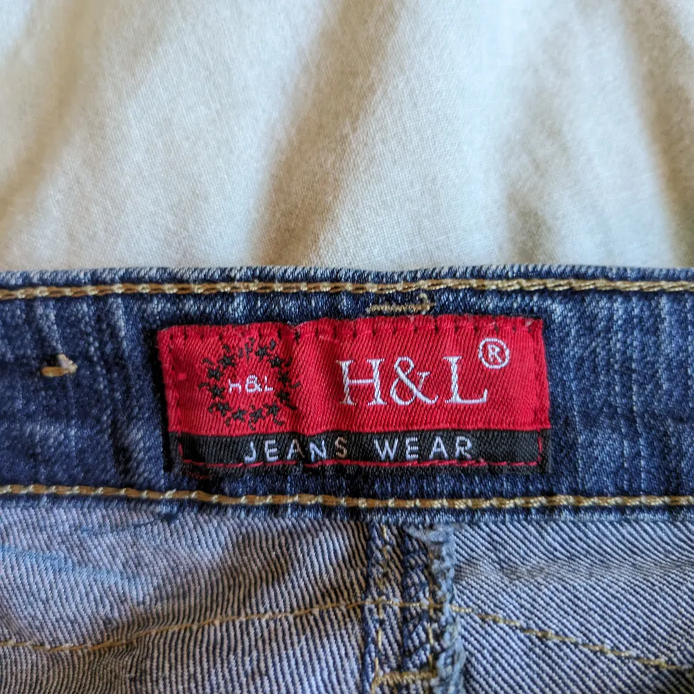 Jeansen är rakbenta jeans från H&L jeanswear. De framkommer inte en storlek men är runt 32/34 i passform. Midjemåttet är 70cm. De har unika detaljer och glitter⭐Jeansen har inga större tecken på användning och inga hål/skador på dem. Kom privat för frågor. Jeans & Byxor.