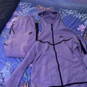 Nike Tech Fleece - Säljer en Nike Tech dress i ganska bra skick, storlek L på byxan och storlek M på tröjan Säljs på grund av att dom inte passar längre