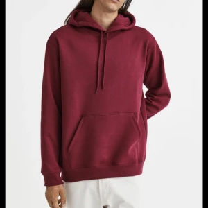 Röd hoodie  - Jättefin röd hoodie. använt fåtal ggr, bra skick! 