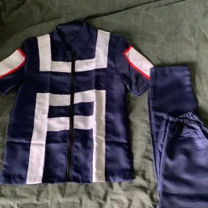 MHA träningsuniform - Helt oanvänd cosplay dräkt till My Hero Academia-karaktärer! Säljs då den är för liten, (står L men är snarare S/XS) ʕ⁎̯͡⁎ʔ༄