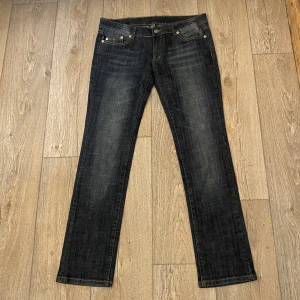 Victoria Beckham Jeans - Äkta Victoria Beckham jeans! Nyskick, alla designer och stenar sitter kvar. Wide leg och low waist. Tyvärr för stora för mig. Nypris cirka 5000kr