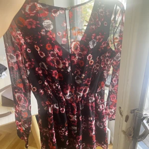 Shortsdress från miss selfridge  - Rensar ur garderoben och säljer därför denna supersöta, blommiga shortsdress från miss selfridge! Använd kanske 3 gånger så i väldigt fint skick!