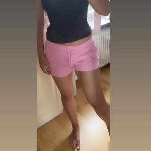 Rosa mjukis-shorts köpta i Grekland💕