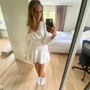 Vit broderad klänning  - Så fin vit klänning från zara som är helt ny och har lappen kvar. Köpt för 500 kr ❤️
