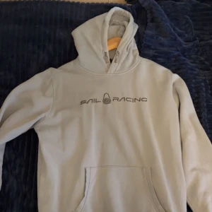 Sail racing hoddie ljusblå - Skick-9-10 Storlek xl (passar L)