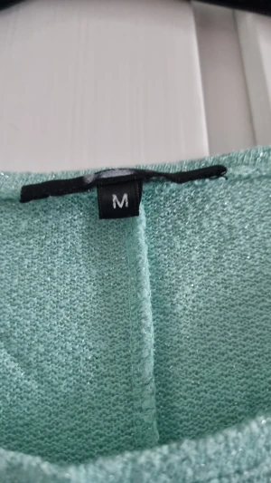 Glittrig - Glittrig långärmad tunn tröja. Sticks INTE! Tror den är köpt på Gina Tricot.