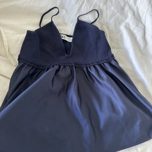 Zara topp - Knappt använd topp från zara. Sytt upp banden och lätta att sprätta upp om så skulle viljas💓