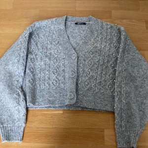 Oversized kofta - Härlig oversize midjekort kofta. Grå med pärlor. Jättefint skick. Nypris runt 500 kr. Storlek S. 