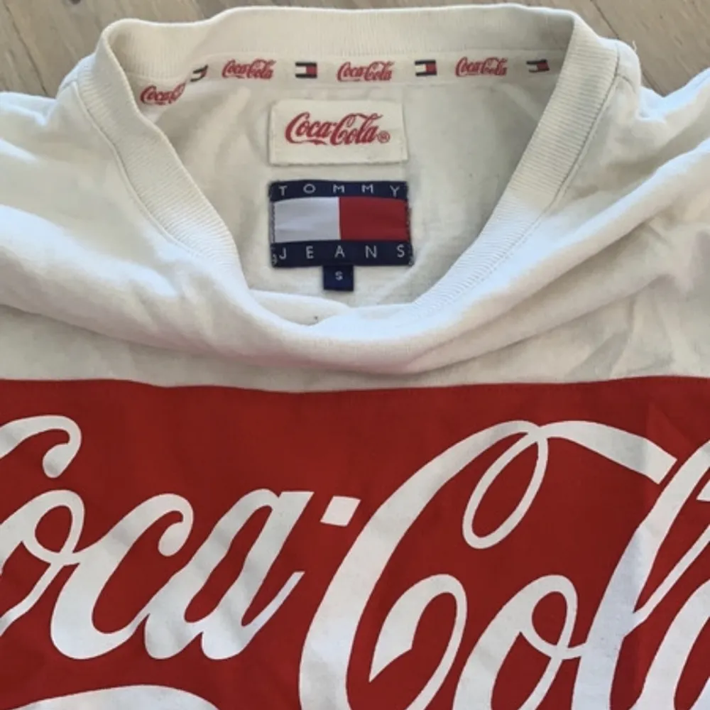 Coca-Cola TOMMY HILFIGER T-shirt. 100% bomull och sparsamt använd. Säljer då den inte kommer till användning ❤️. T-shirts.