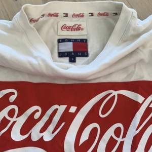 Coca-Cola TOMMY HILFIGER T-shirt. 100% bomull och sparsamt använd. Säljer då den inte kommer till användning ❤️
