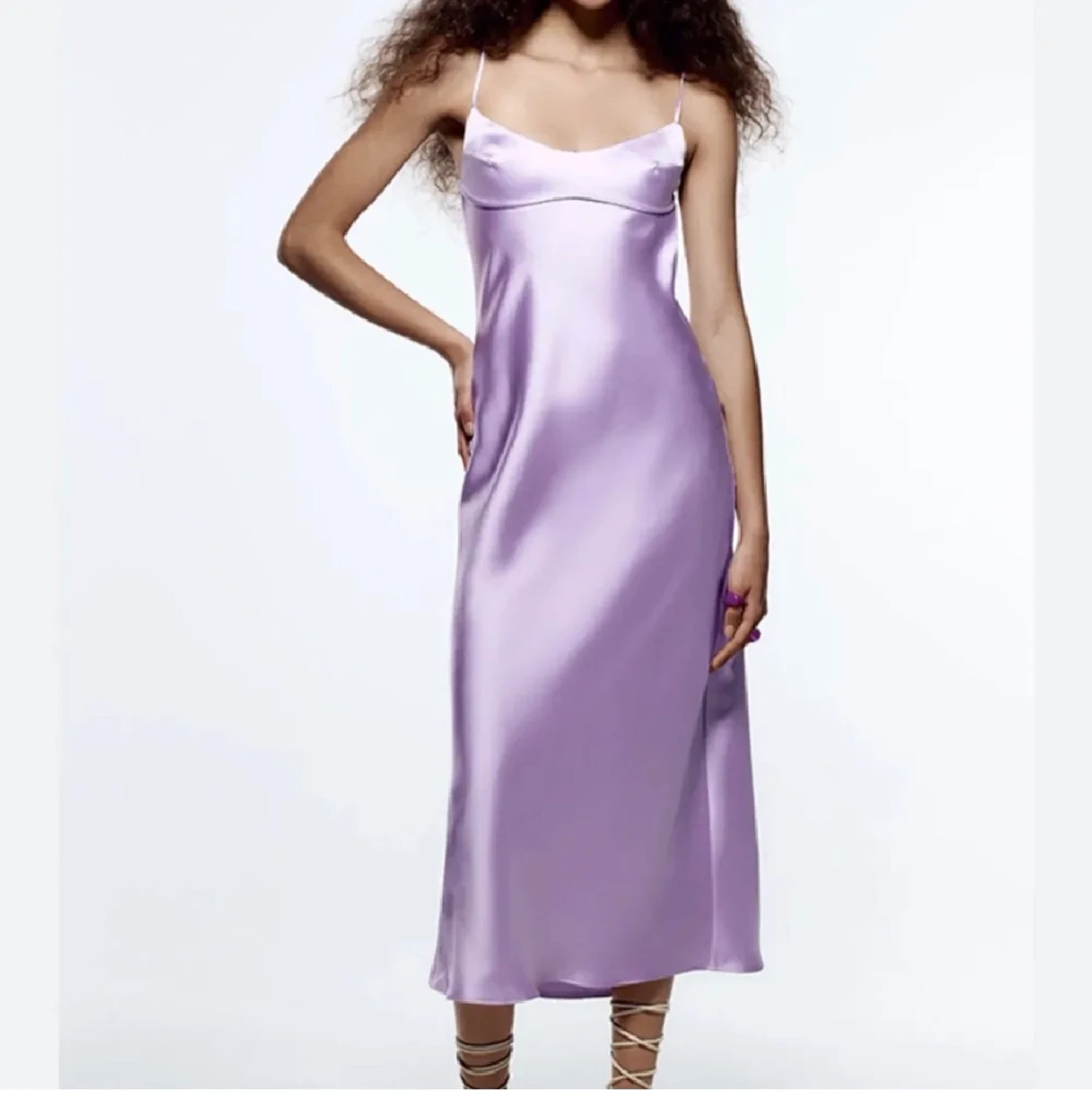 Urgullig sidenklänning