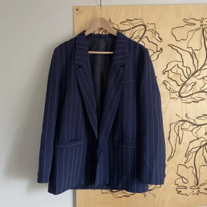 Kavaj med perfekt oversized passform  - Kavaj med perfekt oversized passform på mig som är 160. Marinblå. 