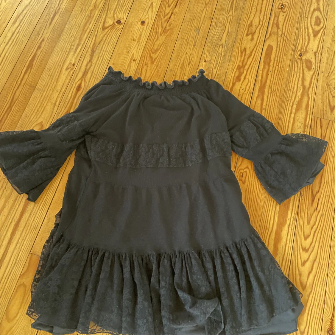 Svart Volangklänning  - 91