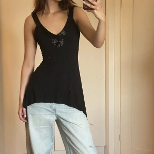 Mid tröja  - Coolt längre linne med paljett detaljer och asymmetrisk form. Jättefint skick knappt använd<3