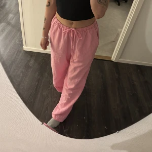 Linnebyxor - Måste tyvärr försöka sälja mina nyinköpta rosa Linnebyxor, dom va tyvärr förstora!💔storlek 38, jättefint skick!
