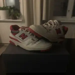 Hej! Säljer nu mina perfekta sommarskor ”Newbalance550” i storlek 41,5 (passar även 41-42. Säljer pågrund av jag inte använder dem längre. Dem är lite smutsiga men går att fixa till. Nypris 3399, Kom privat vid frågor!