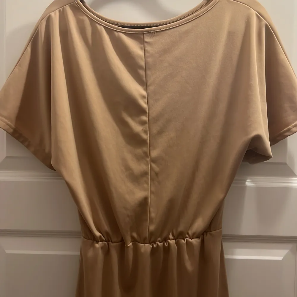 En fin beige/brun klänning i storlek S. . Klänningar.