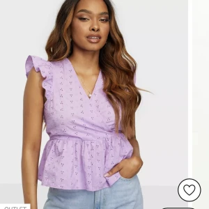 Blus  - Somrig blus i nyskick från Nelly, endast testad!!  Katt finns i hemmet 🌸