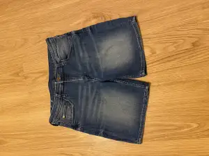 Mycket fina jeansshorts ifrån H&M i storlek 170 i mycket bra skick.