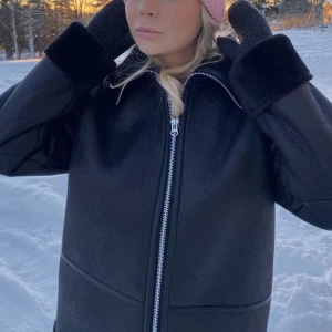 Nakd jacka - Varm höst/vinterjacka från nakd,  knappt använd i bra skick. Storlek 38, kan skicka fler bilder om de önskas!! 