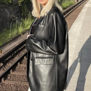 Pu blazer - Pu blazer från nakd, i bra skick inte mycket använd. Storlek 34 men väldigt oversized modell
