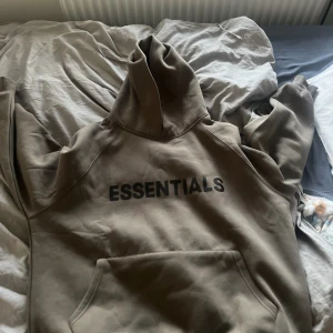 Essentials hoodie - Essentials hoodie helt ny jag fick fel färg (grön)