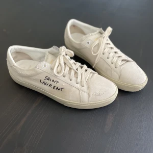 Saint Laurent skor - Tja säljer nu mina saint laurent skor! Jättefint skick utan defekter 9,5/10! Storlek 42 passar även 43! Köpta för 7000 mitt pris 3199! Självklart äkta! OBS skorna ska vara ”repiga” Inget OG därav priset!