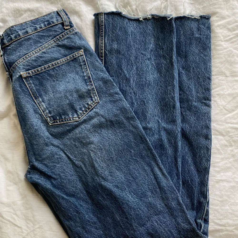 Jeans från Zara i en mörkblå färg! Långa i benen med hög midja. . Jeans & Byxor.