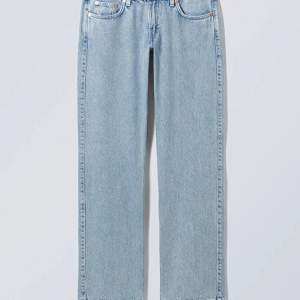 Säljer mina low waist arrow jeans från weekday.Använd fåtal gånger inga defekter