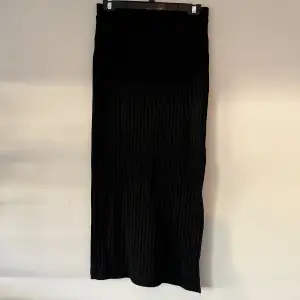 Ribbad svart kjol från Gina som slutar vid smalbenen. Inte använd så mycket!  Skriv för mer bilder🌟