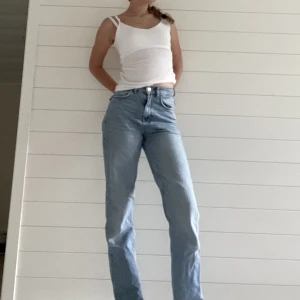 Högmidjade jeans - Säljer ett par super snygga högmidjade jeans från Gina tricot❤️Hör av er om intresse, pris kan alltid diskuteras