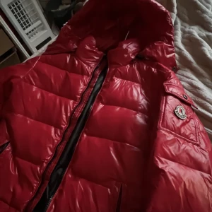 Moncler liknande jacka  - Säljer min moncler liknande jacka aldrig använd. 