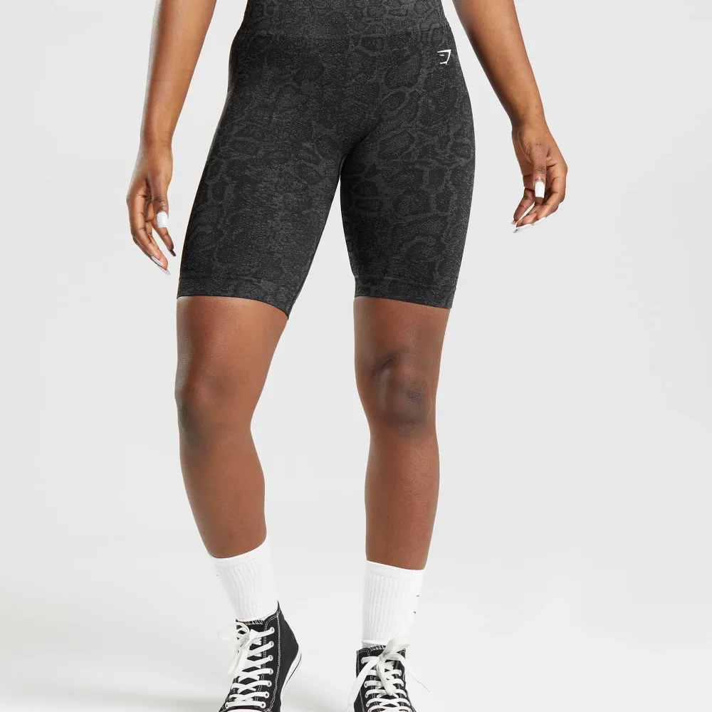 Säljer mina gymshark short, aldrig använda. Nypris 499kr säljer för 300. För fler bilder skriv privat 💕. Shorts.