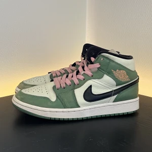 Air Jordan 1 Mid Dutch Green - Air Jordan 1 Mid Dutch Green🦖. Populär sneaker i en eftertraktad färg👌. Storlek 39✅. Äkta⚡️. Skicka meddelande för frågor / fler bilder🤝. 