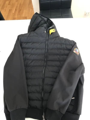 Parajumper jacka  - Parajumper jacka storlek L aldrig använd skickar billigt o snabbt 1200