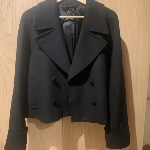 Snygg kavaj jacka  - Säljer denna jättefina kavaj jacka från & Other Stories. Jackan är liten i modellen så köpte den i strl 40 och sitter bra på mig som brukar ha Medium. Den användes bara förra vintern och köptes för 2059kr. Skriv om du vill ha mer info💕