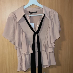 Dusty Pink Blouse  - Dusty Pink Blus från ZARA  Storlek M  Perfekt för om man vill ge lite Blair Waldorf vibes.  Prislappen sitter kvar, helt oanvänd.  För fler bilder eller andra frågor skriv gärna 